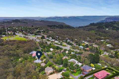 Azimuth - Spacious Family Retreat With City Views - Accommodation Sunshine Coast 4