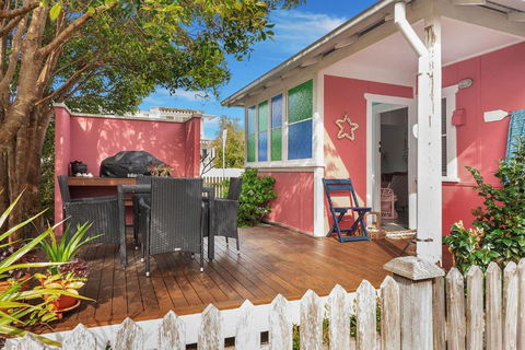 Atlantis Retro Beachside Couples Retreat - Accommodation Sunshine Coast 0