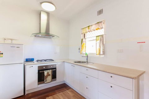 B8 Crawley Apartment 1 BRM & Sleepout Near UWA - Accommodation Sunshine Coast 2