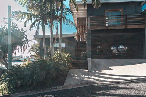 BAY PROPERTIES . The Big Chill - Accommodation Sunshine Coast 1