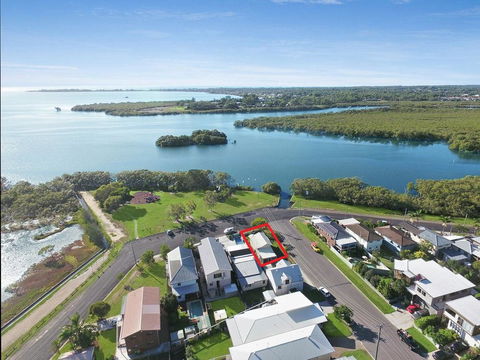 Absolute Waterfront - Accommodation Sunshine Coast 12