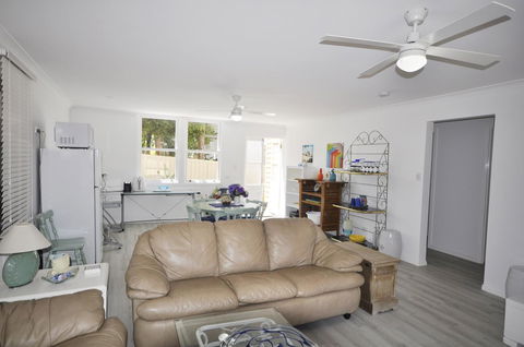 Retro Beach Flat - Accommodation Sunshine Coast 3