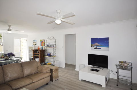Retro Beach Flat - Accommodation Sunshine Coast 4