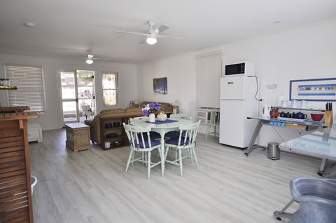 Retro Beach Flat - Accommodation Sunshine Coast 10