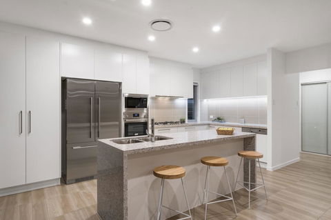 Luxury Canal Front Holiday House - Accommodation Sunshine Coast 6
