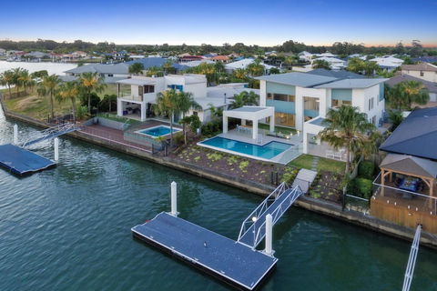 Luxury Canal Front Holiday House - Accommodation Sunshine Coast 2