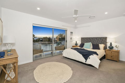 Luxury Canal Front Holiday House - Accommodation Sunshine Coast 4