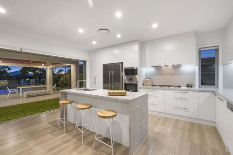 Luxury Canal Front Holiday House - Accommodation Sunshine Coast 12