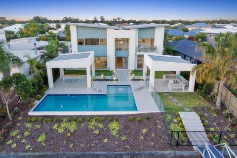Luxury Canal Front Holiday House - Accommodation Sunshine Coast 7