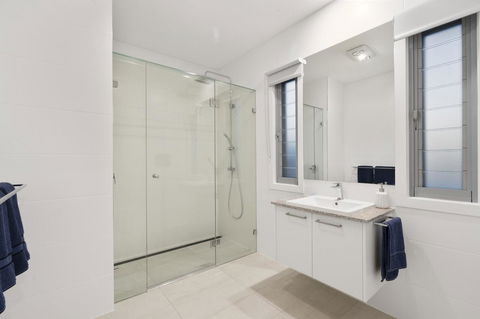 Luxury Canal Front Holiday House - Accommodation Sunshine Coast 5