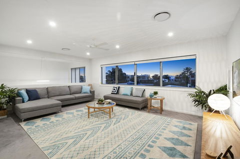 Luxury Canal Front Holiday House - Accommodation Sunshine Coast 8