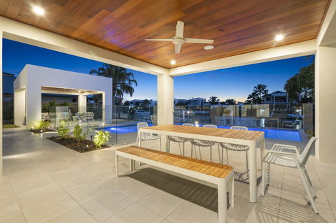 Luxury Canal Front Holiday House - Accommodation Sunshine Coast 14