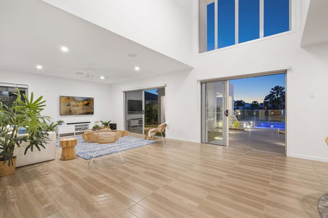 Luxury Canal Front Holiday House - Accommodation Sunshine Coast 9