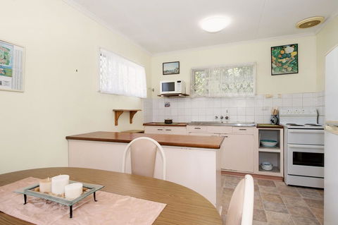 Lowset, Pet Friendly Cottage - Sunset Ave, Bongaree - Accommodation Sunshine Coast 1