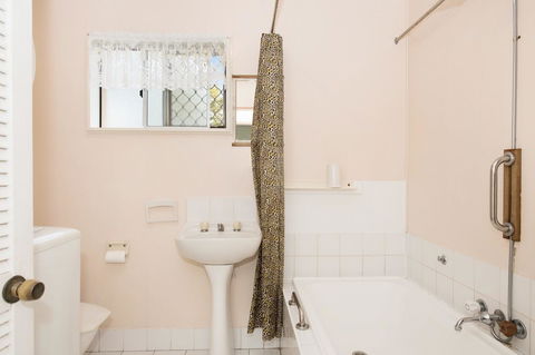 Lowset, Pet Friendly Cottage - Sunset Ave, Bongaree - Accommodation Sunshine Coast 17