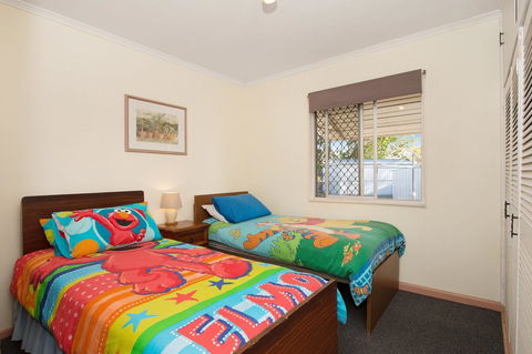 Lowset, Pet Friendly Cottage - Sunset Ave, Bongaree - Accommodation Sunshine Coast 7