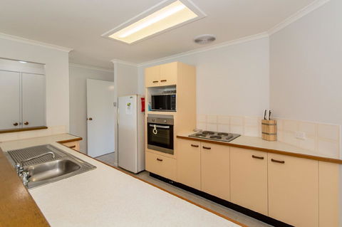 Lowset Home On The Canal - Dolphin Dr, Bongaree - Accommodation Sunshine Coast 5