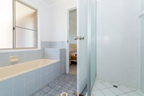 Lowset Home On The Canal - Dolphin Dr, Bongaree - Accommodation Sunshine Coast 11
