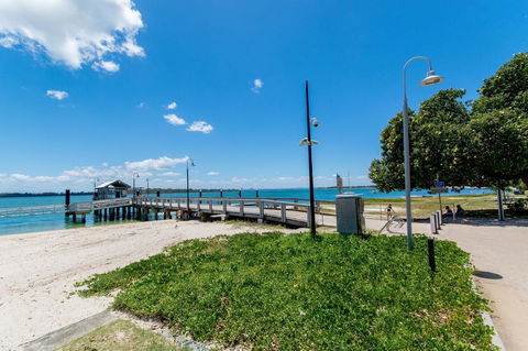 Private Canal Duplex With Pontoon - Oleander Drive, Bongaree - Accommodation Sunshine Coast 14