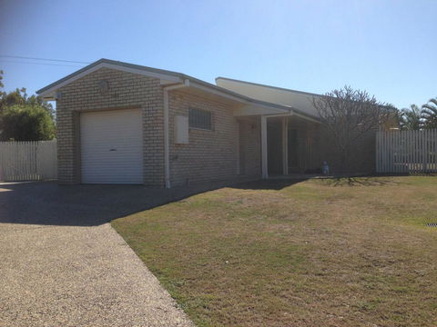 Private Canal Duplex With Pontoon - Oleander Drive, Bongaree - Accommodation Sunshine Coast 7