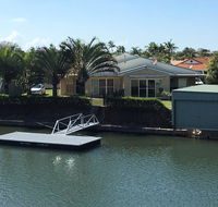 Ground floor family unit on the canal with free WIFI - Accommodation Sunshine Coast