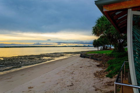 Ground Floor Air Conditioned, Fabulous Waterviews Overlooking Pumicestone Passage - Accommodation Sunshine Coast 10
