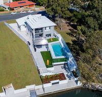 Stunning Canal Home Oh So Close To The Waterfront - Accommodation Sunshine Coast