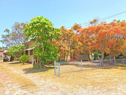 'Daves Place', 27 Rigney St - Holiday House With WIFI, Aircon & Boat Parking - Accommodation Sunshine Coast 0