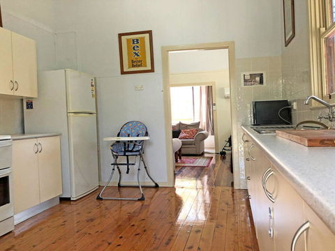 'Daves Place', 27 Rigney St - Holiday House With WIFI, Aircon & Boat Parking - Accommodation Sunshine Coast 2