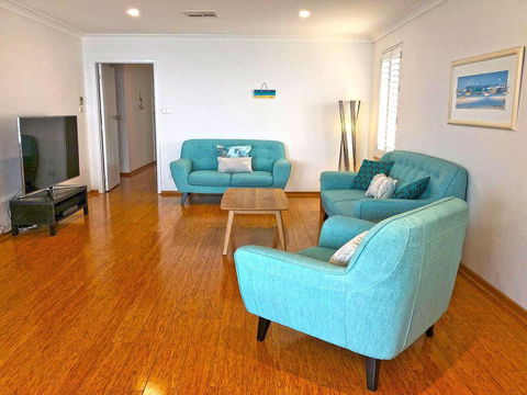 'Mooring Two Upstairs', 23 Shoal Bay Rd - Stunning Views, WIFI, Air Conditioning And Boat Parking - Accommodation Sunshine Coast 3