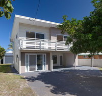 'SeaHaven' 2 Richardson Ave - Large home with Aircon Smart TV WIFI Netflix  Boat Parking - Accommodation Sunshine Coast