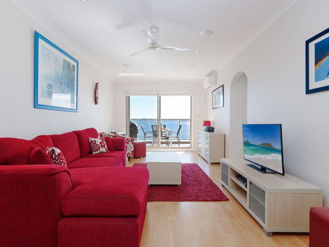 1 'Kiah', 53 Victoria Parade - Stunning Views, Wifi, Aircon, Just Across The Road To The Water - Accommodation Sunshine Coast 1
