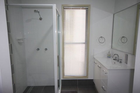 1 Naiad Court - Lowset Family Home With Swimming Pool And Covered Deck. Pet Friendly - Accommodation Sunshine Coast 3