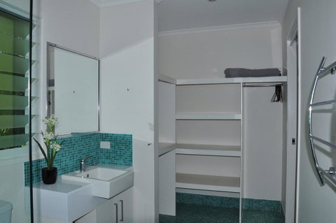 10 Double Island Drive - Modern Family Home, Centrally Located, Swimming Pool & Outdoor Area - Accommodation Sunshine Coast 2