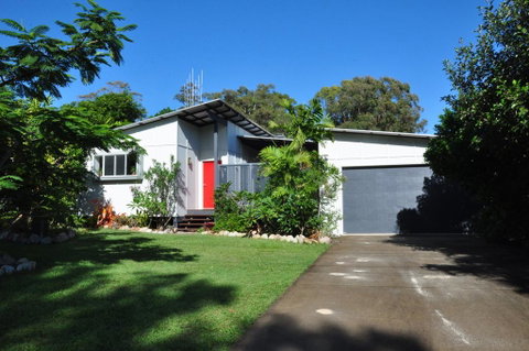 10 Double Island Drive - Modern Family Home, Centrally Located, Swimming Pool & Outdoor Area - Accommodation Sunshine Coast 0