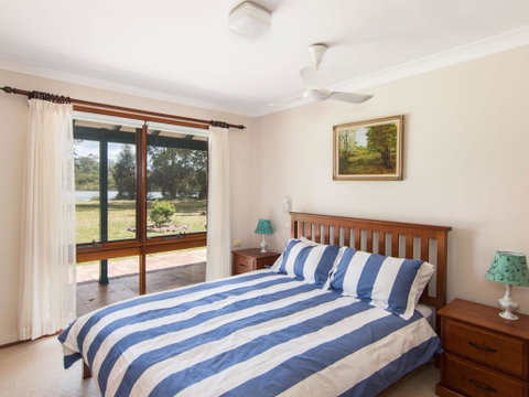 11 Bay Street - Waterfront Holiday - Accommodation Sunshine Coast 2