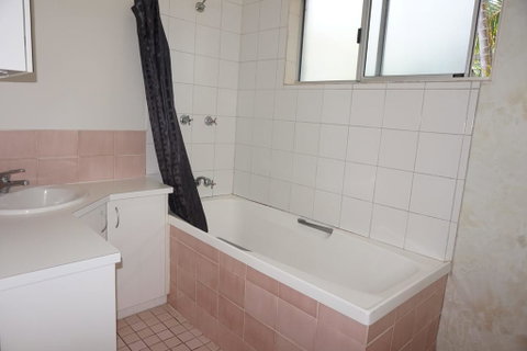 11 Bomburra Court - Rainbow Beach, Comfortable Beach House, Plenty Of Boat Parking - Accommodation Sunshine Coast 1