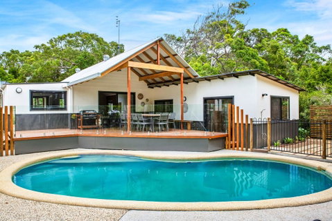 11 Naiad Court - Rainbow Shores, Fantastic Family Retreat, Swimming Pool, 200m To Beach, Free Wi-Fi - Accommodation Sunshine Coast 0
