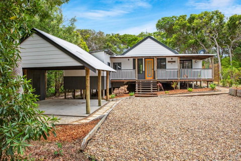 11 Naiad Court - Rainbow Shores, Fantastic Family Retreat, Swimming Pool, 200m To Beach, Free Wi-Fi - Accommodation Sunshine Coast 3
