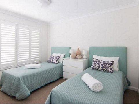 12 Cliff Road - Accommodation Sunshine Coast 2
