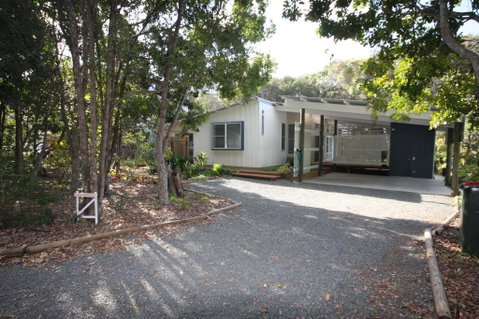 15 Belle Court - Modern, Architect Designed, Open Plan Holiday Home With Outdoor Shower - Accommodation Sunshine Coast 0
