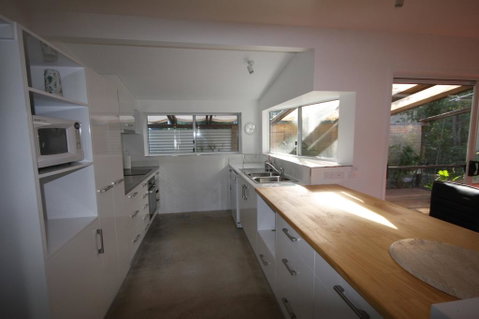15 Belle Court - Modern, Architect Designed, Open Plan Holiday Home With Outdoor Shower - Accommodation Sunshine Coast 3