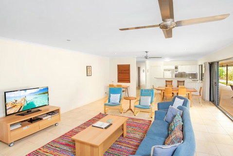 18 Naiad Court - Rainbow Shores, Modern Beach House, Walk To Beach - Accommodation Sunshine Coast 2