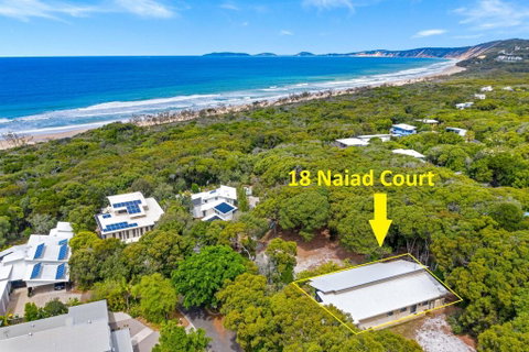 18 Naiad Court - Rainbow Shores, Modern Beach House, Walk To Beach - Accommodation Sunshine Coast 3