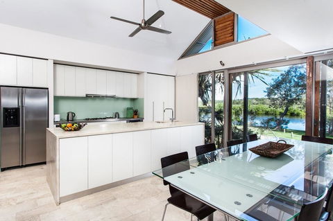 18A Childe Street, Belongil Beach - Belongil Beach Pavilion House - Accommodation Sunshine Coast 1