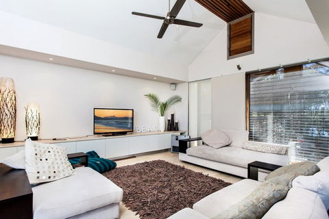 18A Childe Street, Belongil Beach - Belongil Beach Pavilion House - Accommodation Sunshine Coast 3