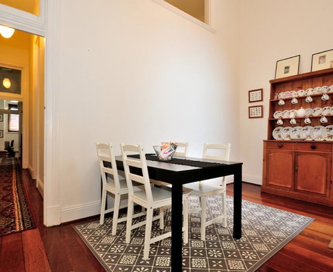 1904 - Central Historic 1 Bedroom Apartment - Accommodation Sunshine Coast 2