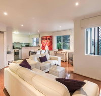 2 Bedroom with Parking  AC Close To Beach  City - Accommodation Sunshine Coast