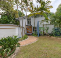 2 Satinwood Drive - Rainbow Shores Executive Level Beach House Pool Walk to Beach - Accommodation Sunshine Coast