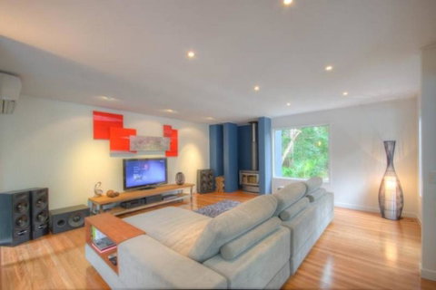 2 Satinwood Drive - Rainbow Shores, Executive Level Beach House, Pool, Walk To Beach - Accommodation Sunshine Coast 2